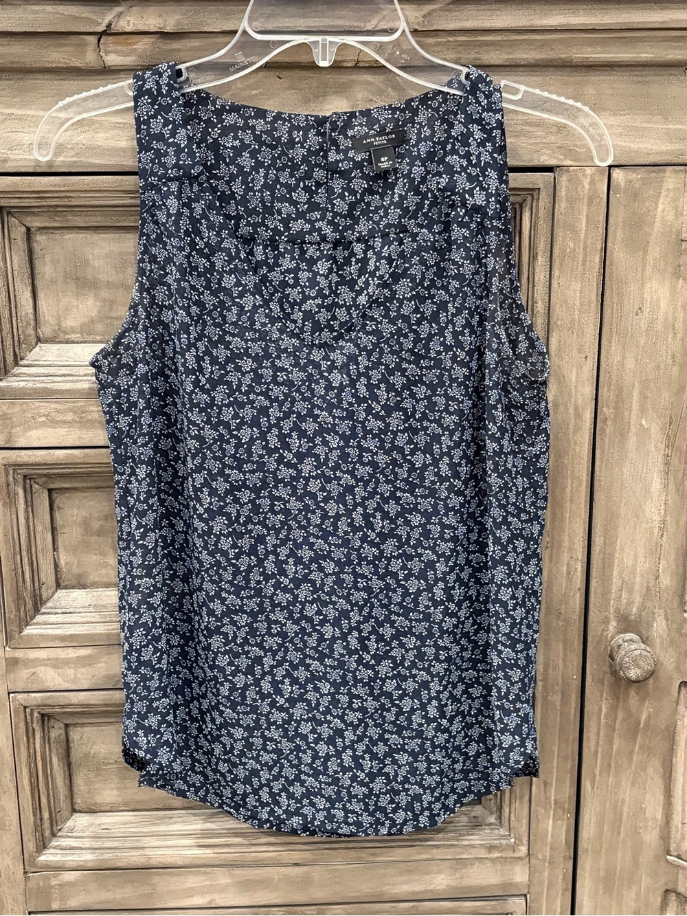 EUC Women’s Petite ANN TAYLOR Navy Blue Floral Sleeveless Blouse (Small Petite)